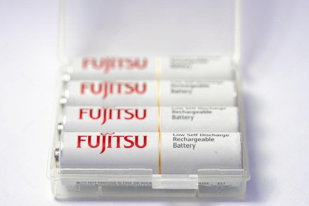Baterias Tamanho AA da Fujitsu e Tecnologia ni-mh em um Carregador Imagem JPG