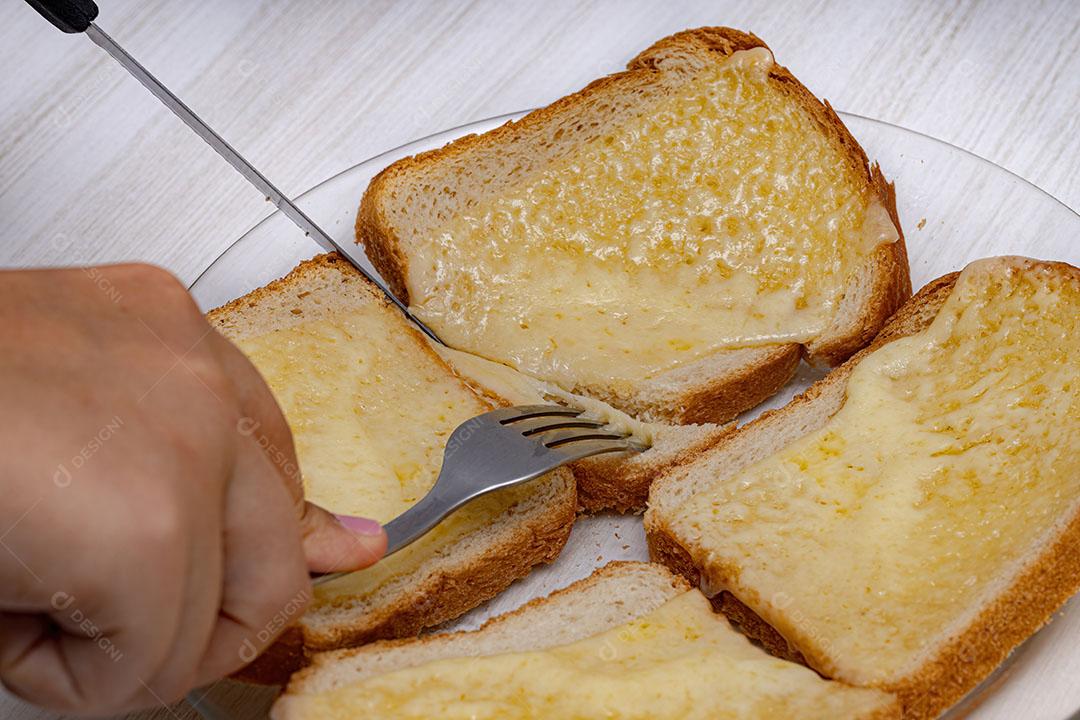 Naco de Pão com Fatia de Queijo Mussarela Derretido Imagem JPG