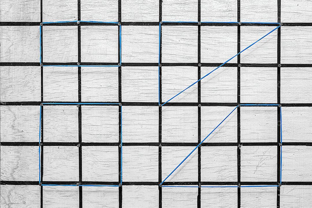 Geoplano Branco Feito de Madeira e Pregos Rrades Pretas Pintadas com Elásticos Imagem JPG