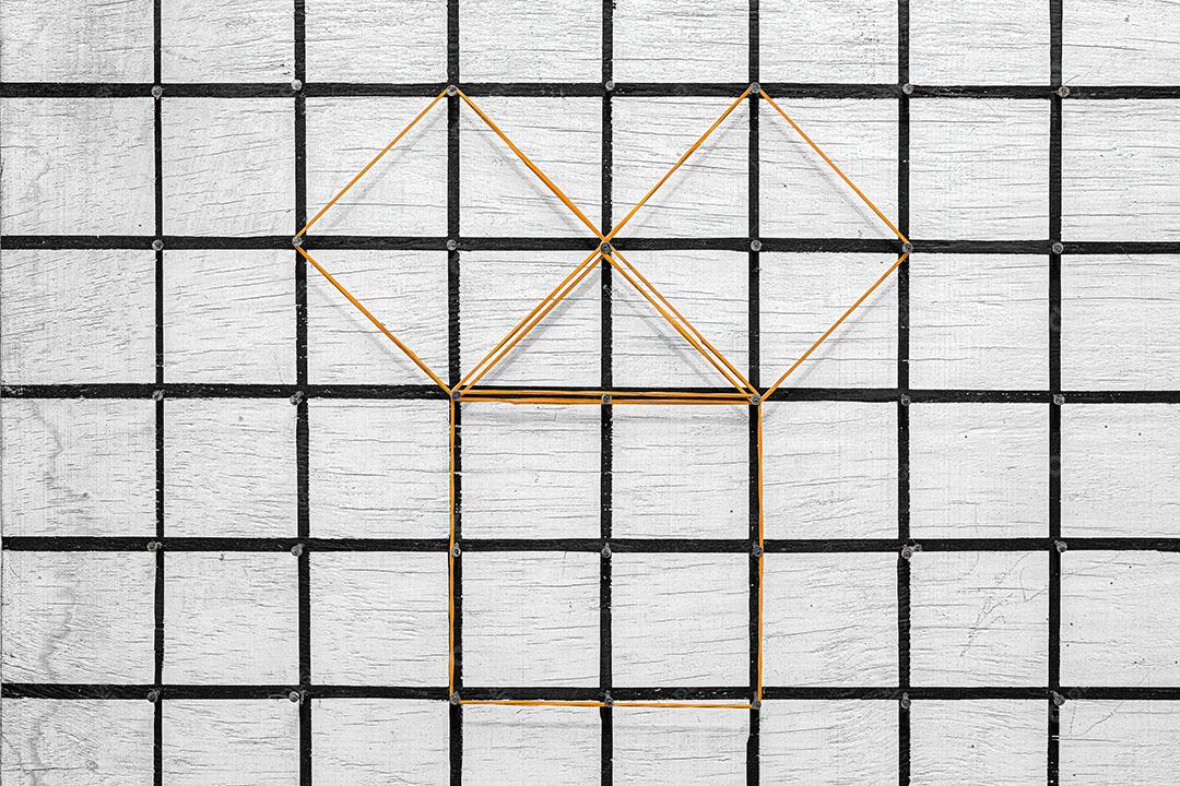 Geoplano Branco Feito de Madeira e Pregos Rrades Pretas Pintadas com Elásticos Imagem JPG