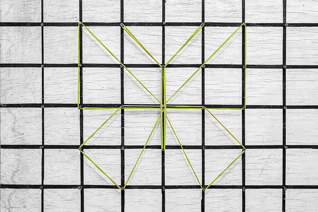 Geoplano Feito com Madeira e Pregos Barras Pretas Pintadas Imagem JPG