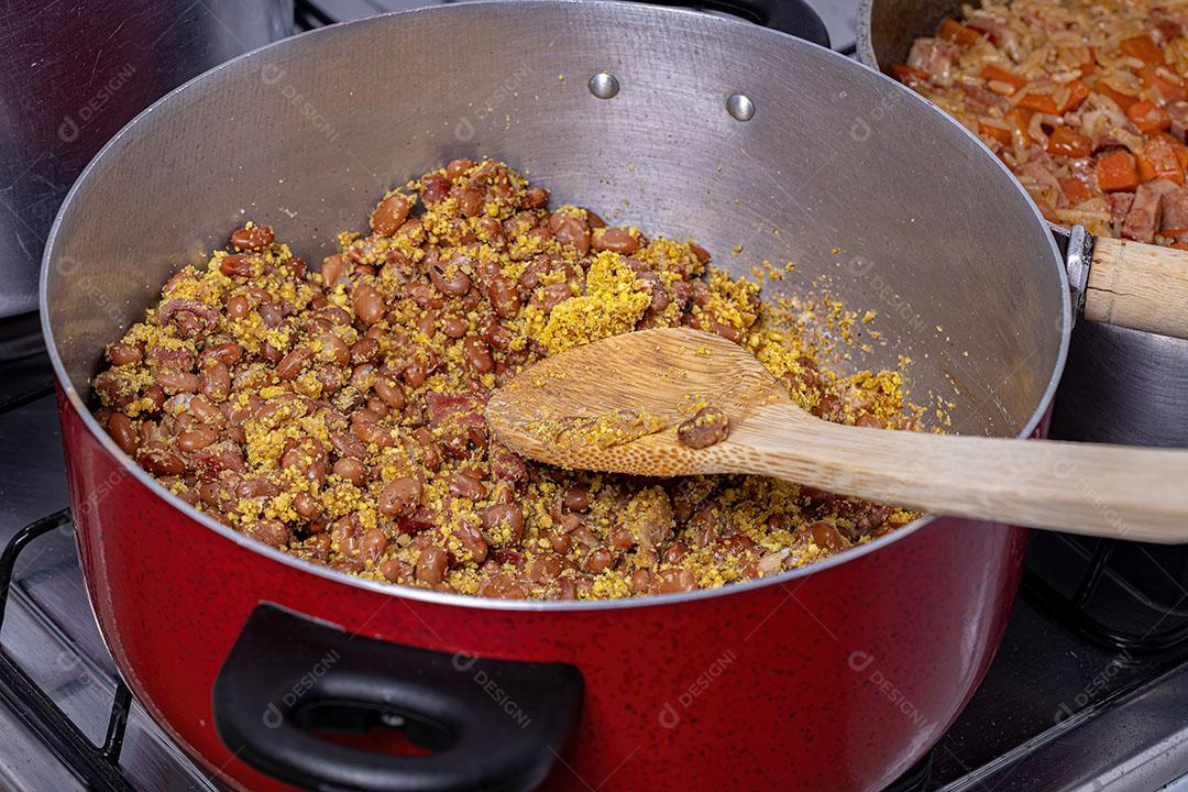 Feijão Tropeiro com Farinha de Mandioca e linguiça Calabresa na Panela Imagem JPG