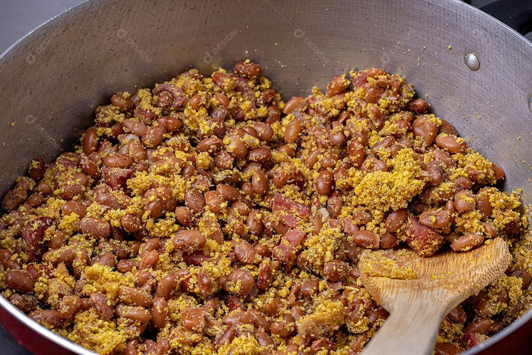 Feijão Tropeiro com Farinha de Mandioca e linguiça Calabresa na Panela Imagem JPG