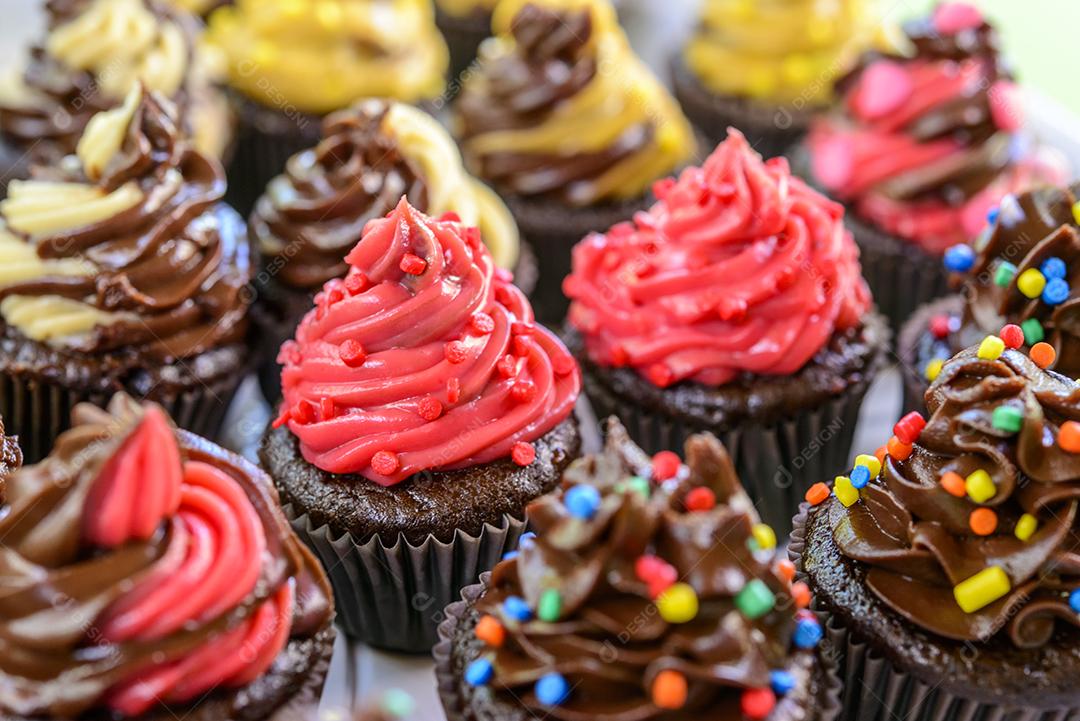 Bolos De Copo Doces Tradicionais De Festa De Aniversário Imagem JPG