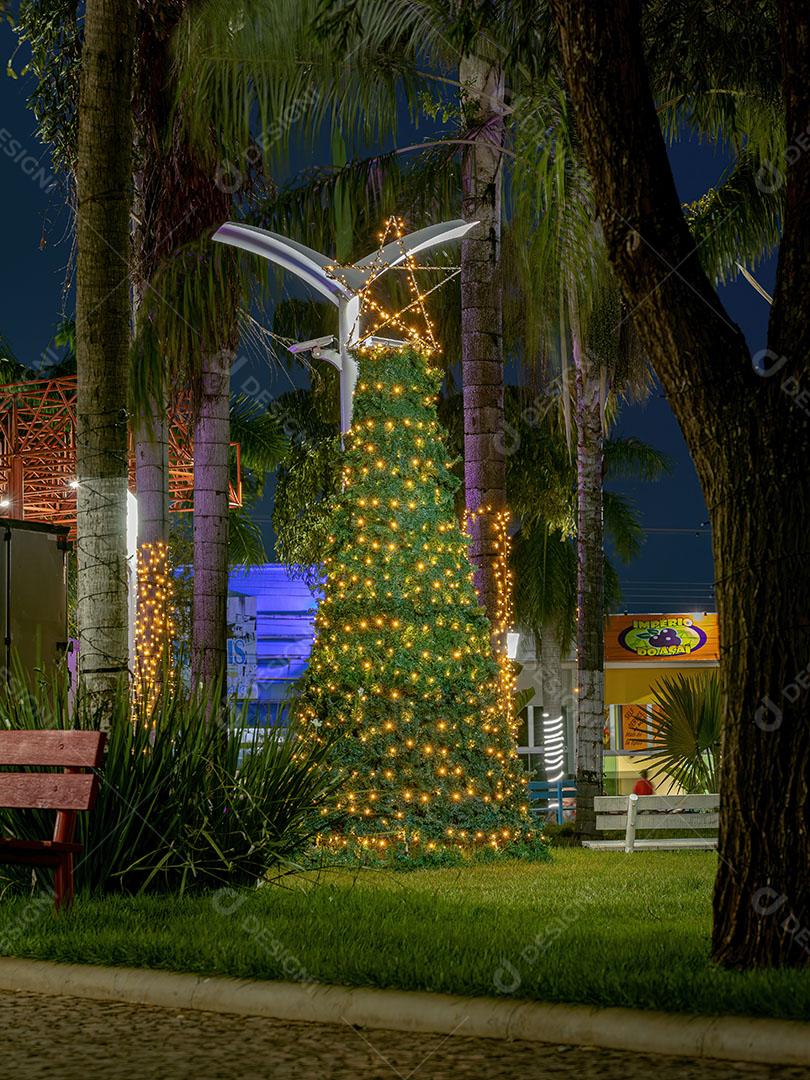 Praça de São José na Cidade de Cassilandia Decorada Para o Natal Imagem JPG