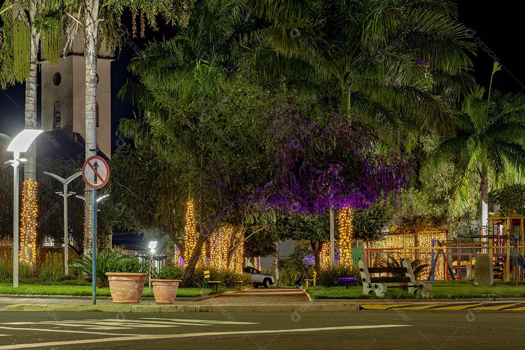 Praça de São José na Cidade de Cassilandia Decorada Para o Natal Imagem JPG