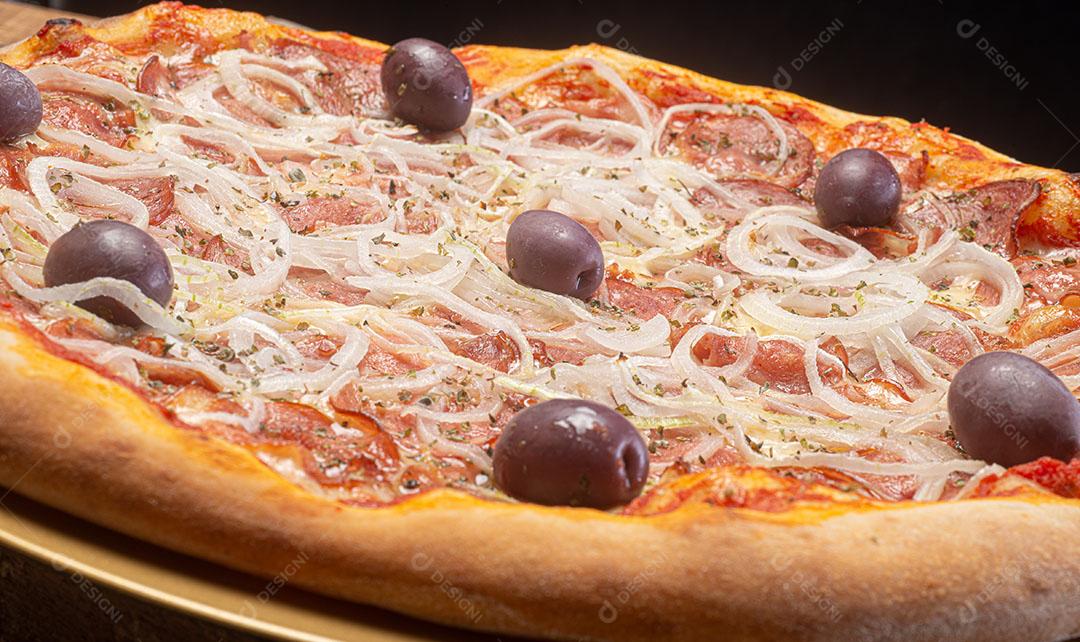 Pizza De Pepperoni Com Cebolas  Azeitonas E Orégano Imagem JPG