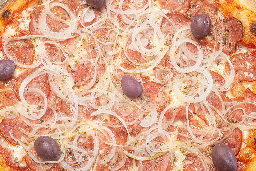 Pizza De Pepperoni Com Cebola Azeitonas E Orégano Imagem JPG