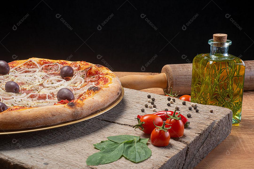 Pizza De Pepperoni Com Cebolas  Azeitonas E Orégano Imagem JPG