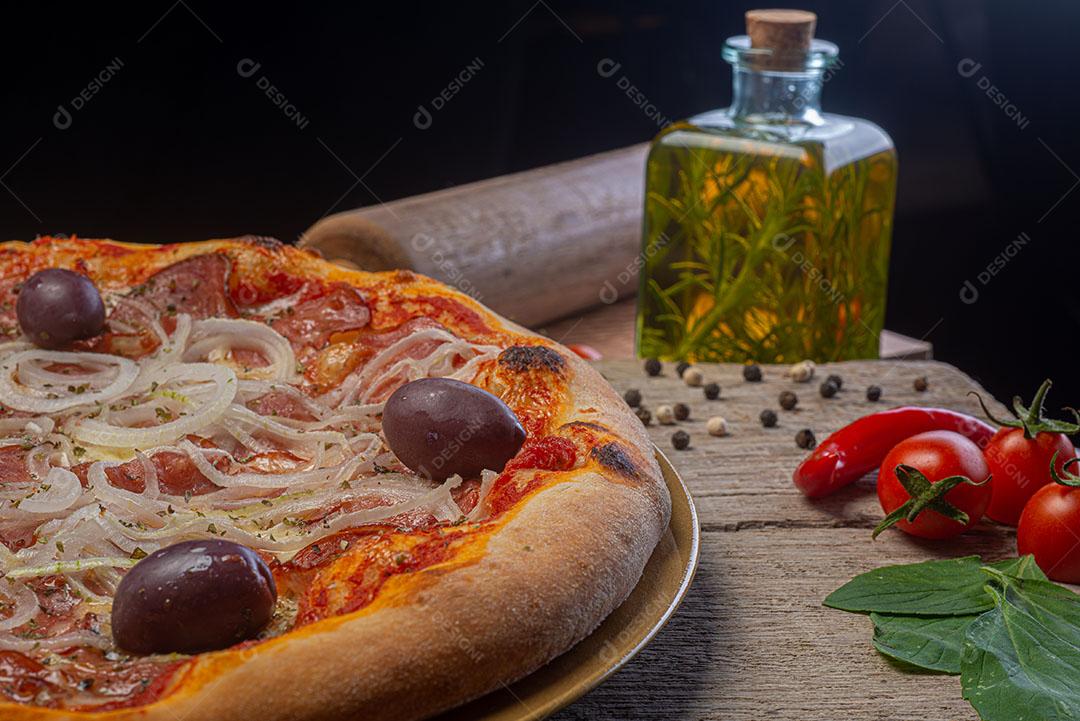Pizza De Pepperoni Com Cebola Azeitonas E Orégano Imagem JPG