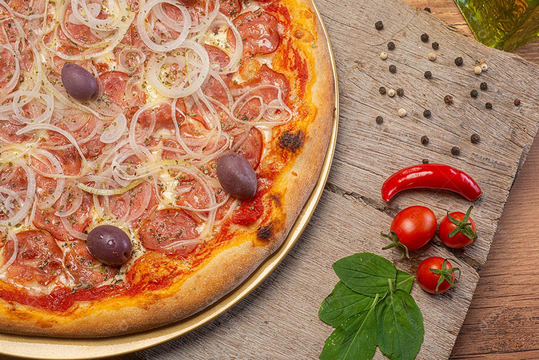 Pizza De Pepperoni Com Cebolas  Azeitonas E Orégano Imagem JPG