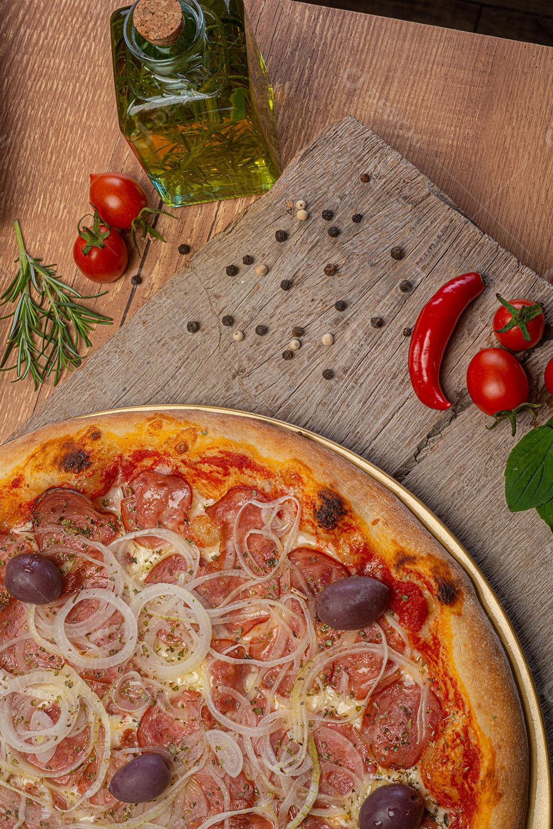 Pizza De Pepperoni Com Cebola Azeitonas E Orégano Imagem JPG