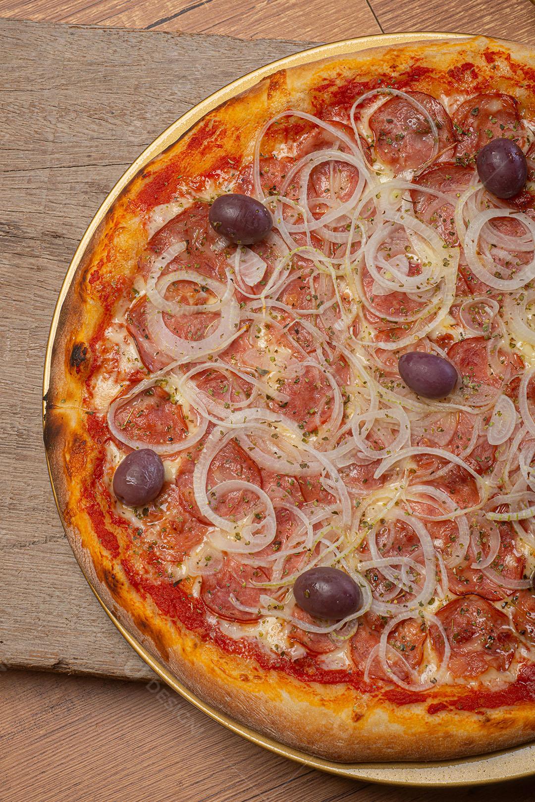 Pizza De Pepperoni Com Cebola Azeitonas E Orégano Imagem JPG