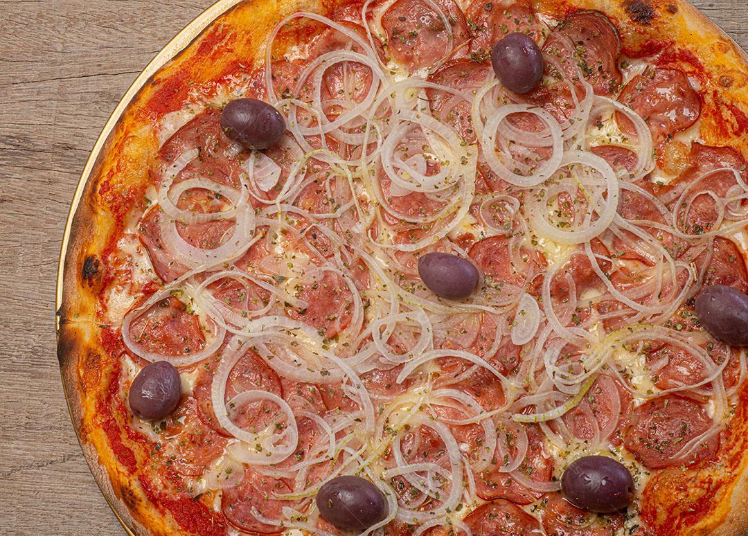 Pizza De Pepperoni Com Cebola Azeitonas E Orégano Imagem JPG