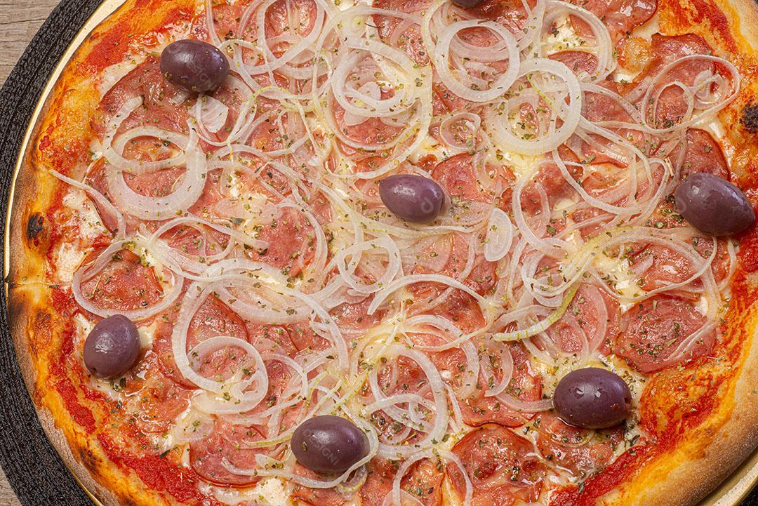 Pizza De Pepperoni Com Cebola Azeitonas E Orégano Imagem JPG