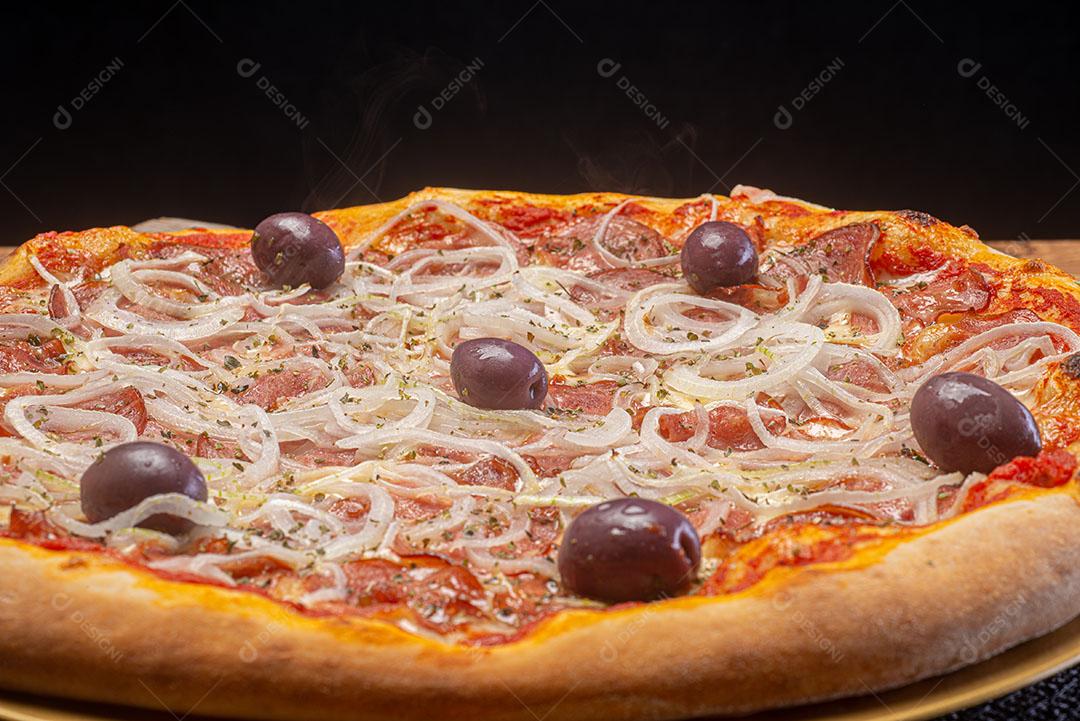 Pizza De Pepperoni Com Cebola Azeitonas E Orégano Imagem JPG