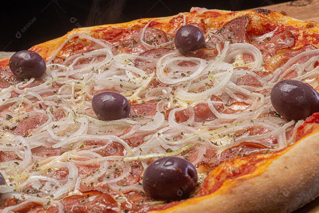 Pizza De Pepperoni Com Cebola Azeitonas E Orégano Imagem JPG