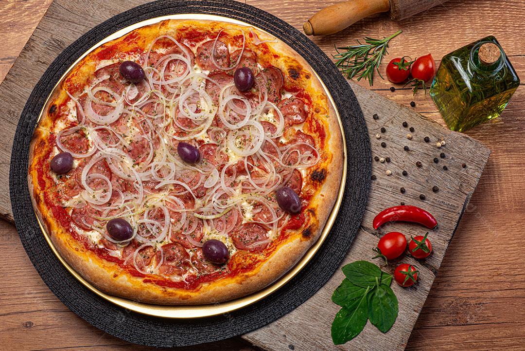 Pizza De Pepperoni Com Cebola Azeitonas E Orégano Imagem JPG