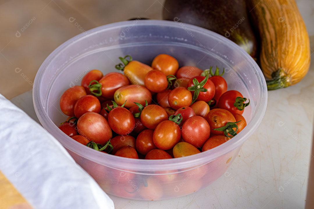 Pequenos Tomates Vermelhos Maduros em uma Tigela de Plástico Imagem JPG