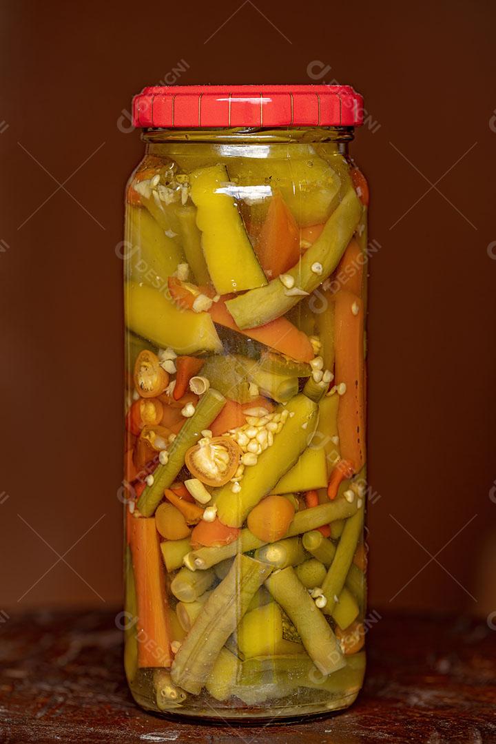 Legumes em Conserva em um Recipiente Imagem JPG