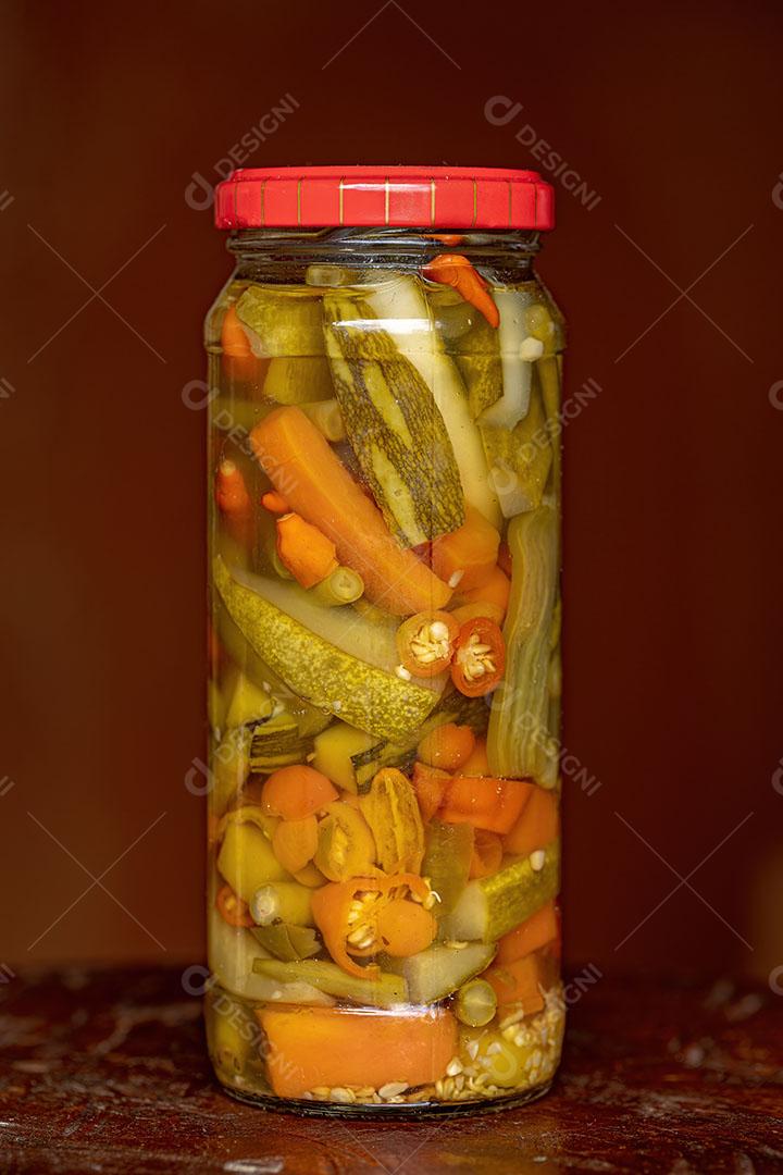 Legumes em Conserva em um Recipiente Imagem JPG