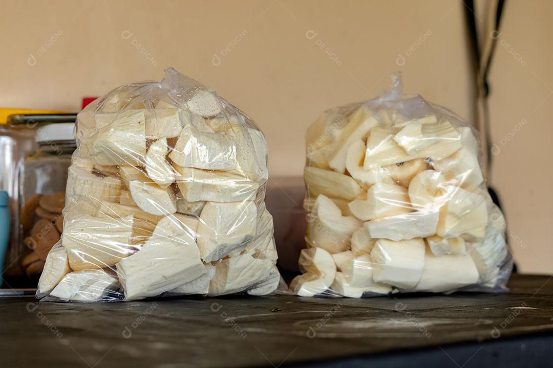 Sacos de Plástico com Pedaços de Mandioca Descascada e Lavada JPG