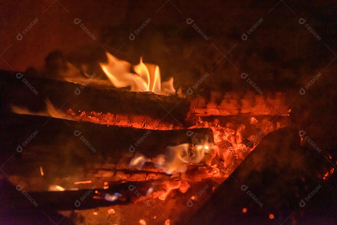 Fogueira Queimando Lenha E Brasas Imagem JPG