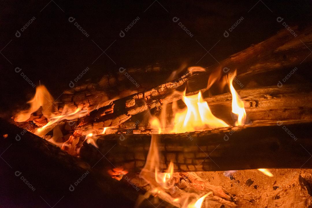 Fogueira Queimando Lenhas E Brasas Imagem JPG