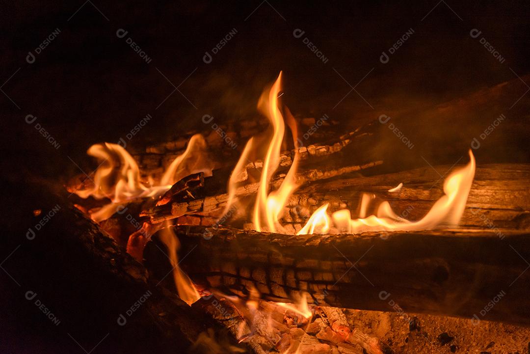 Fogueira Queimando Lenha E Brasas Imagem JPG