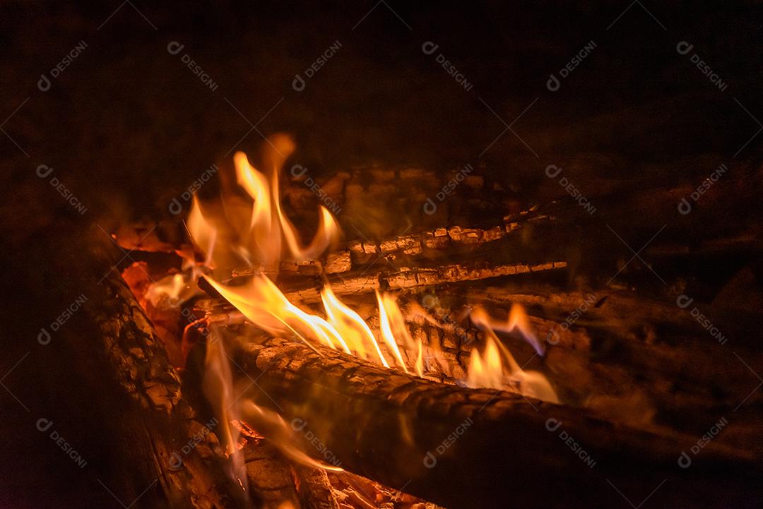 Fogueira Queimando Lenhas E Brasas Imagem JPG