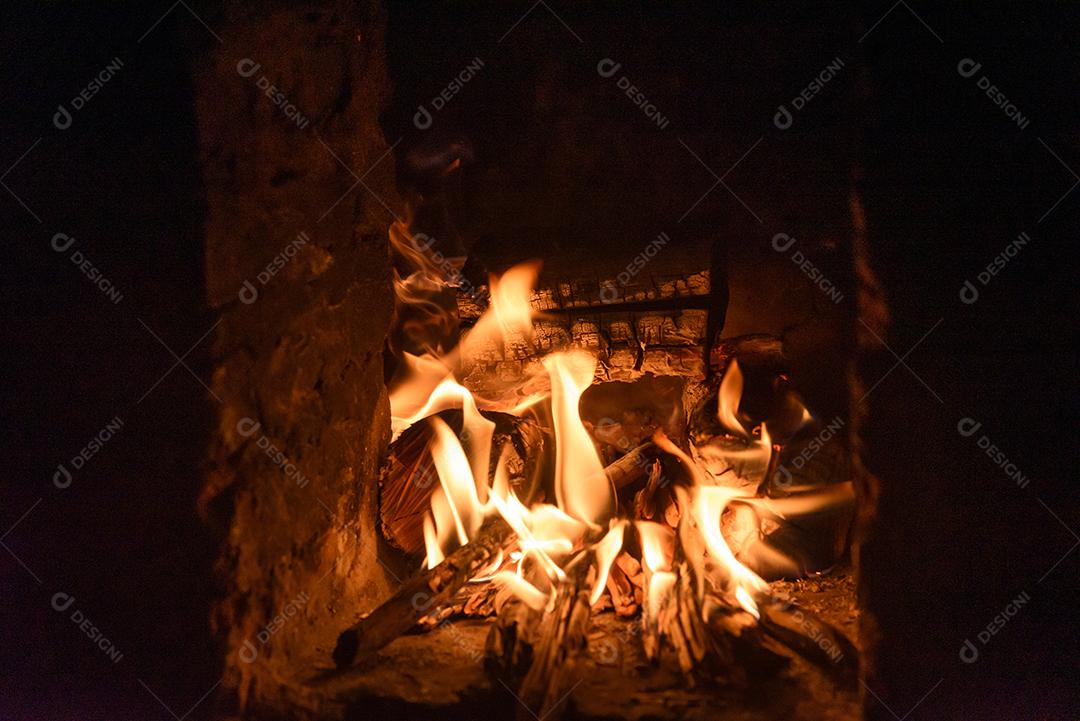 Fogueira Queimando Lenha E Brasas Imagem JPG