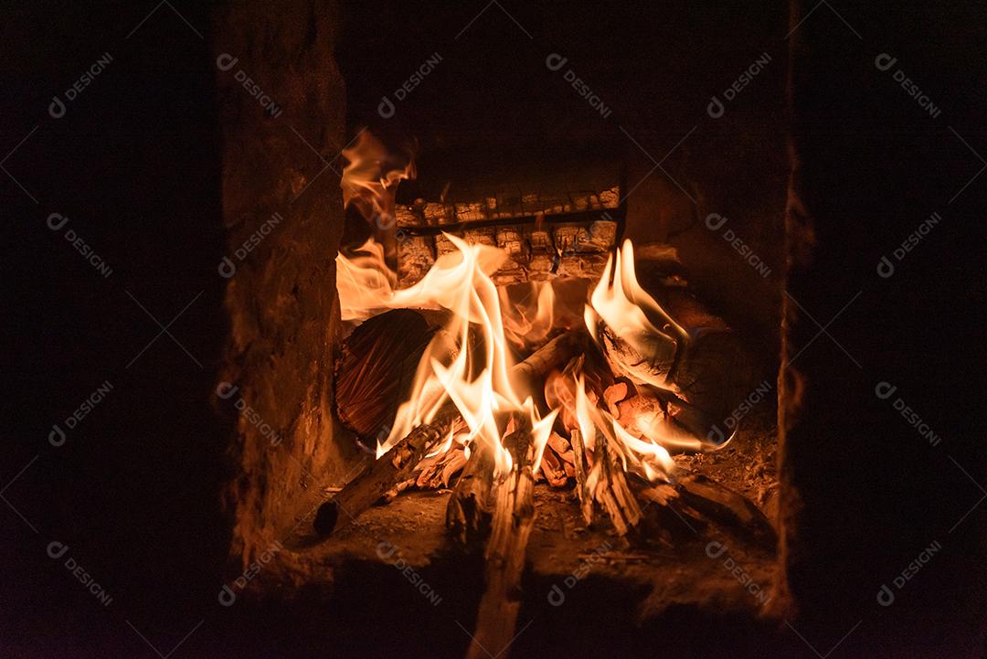 Fogueira Queimando Lenhas E Brasas Imagem JPG