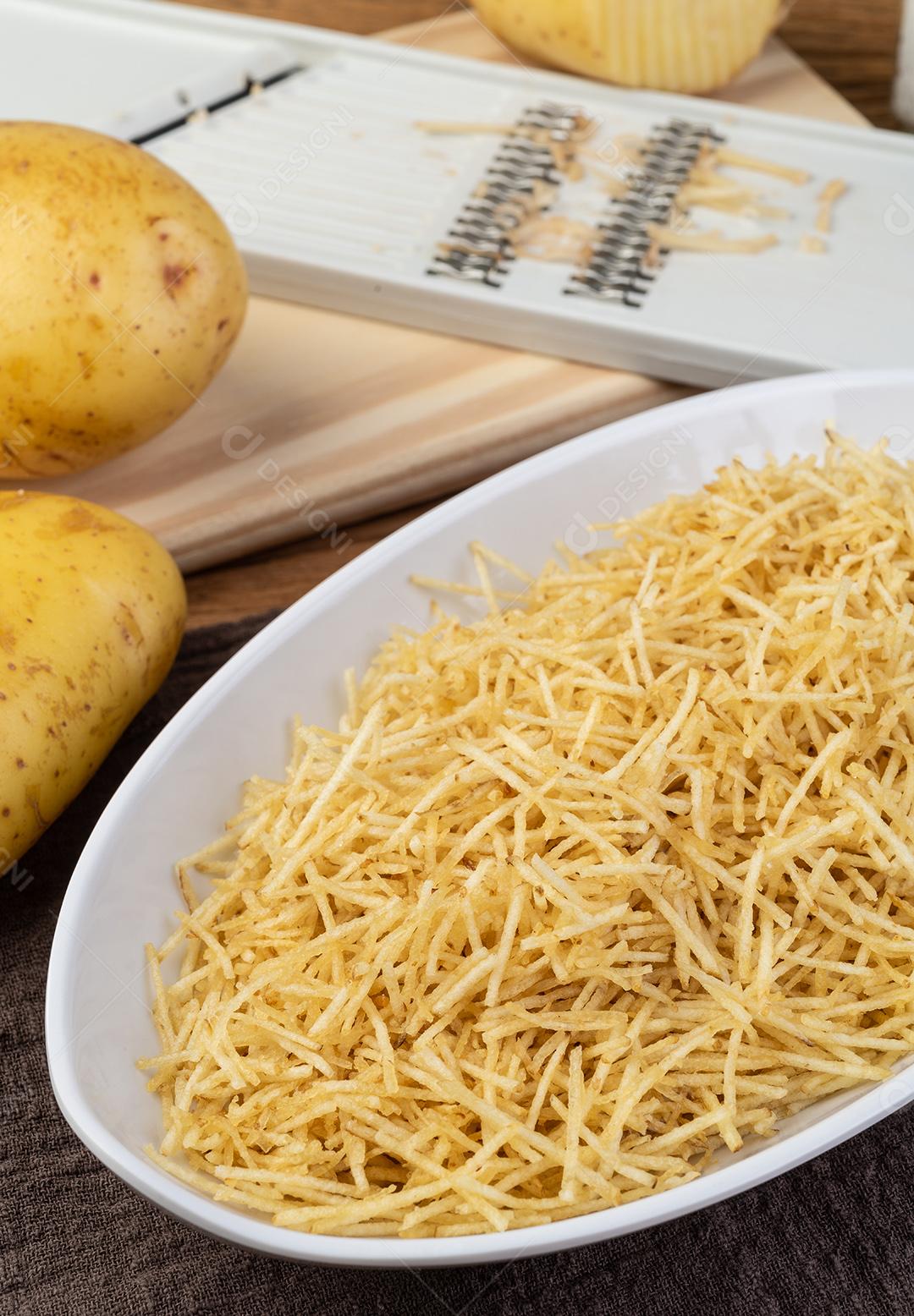 Palha de Batata ou Batata de Sapato Em Um Prato Branco Com Pota Crua Imagens jpg