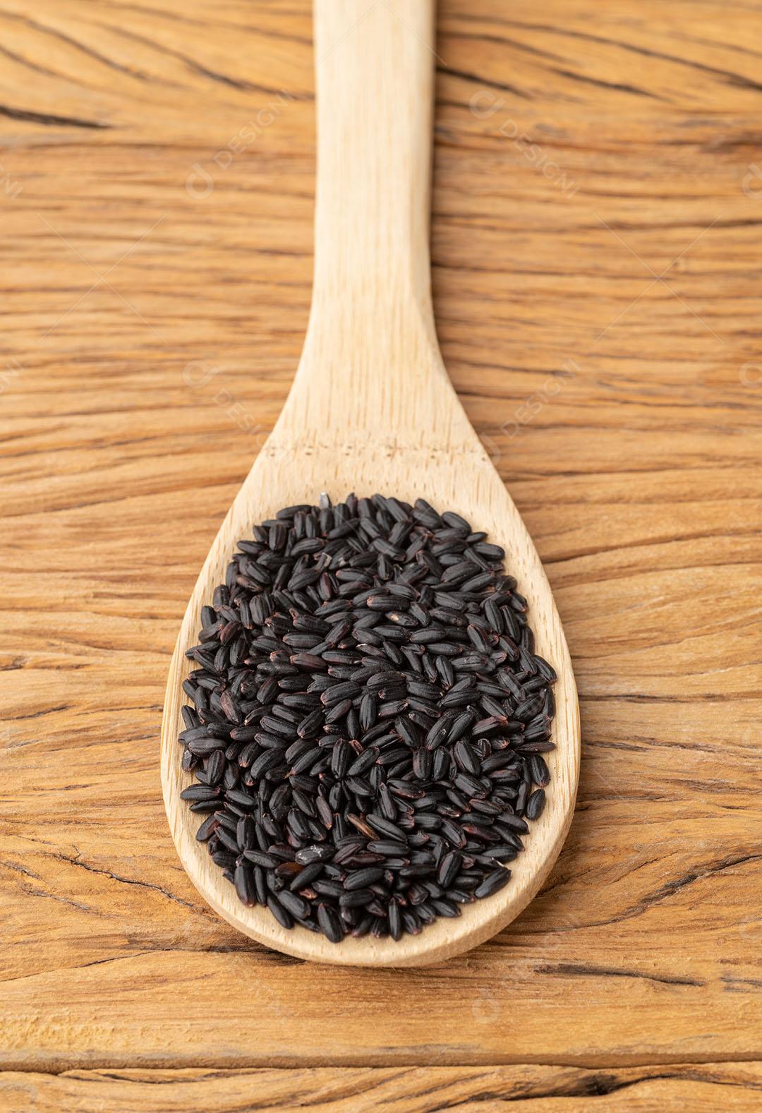 Arroz Preto Cru Em Uma Colher Sobre Mesa de Madeira Imagens jpg
