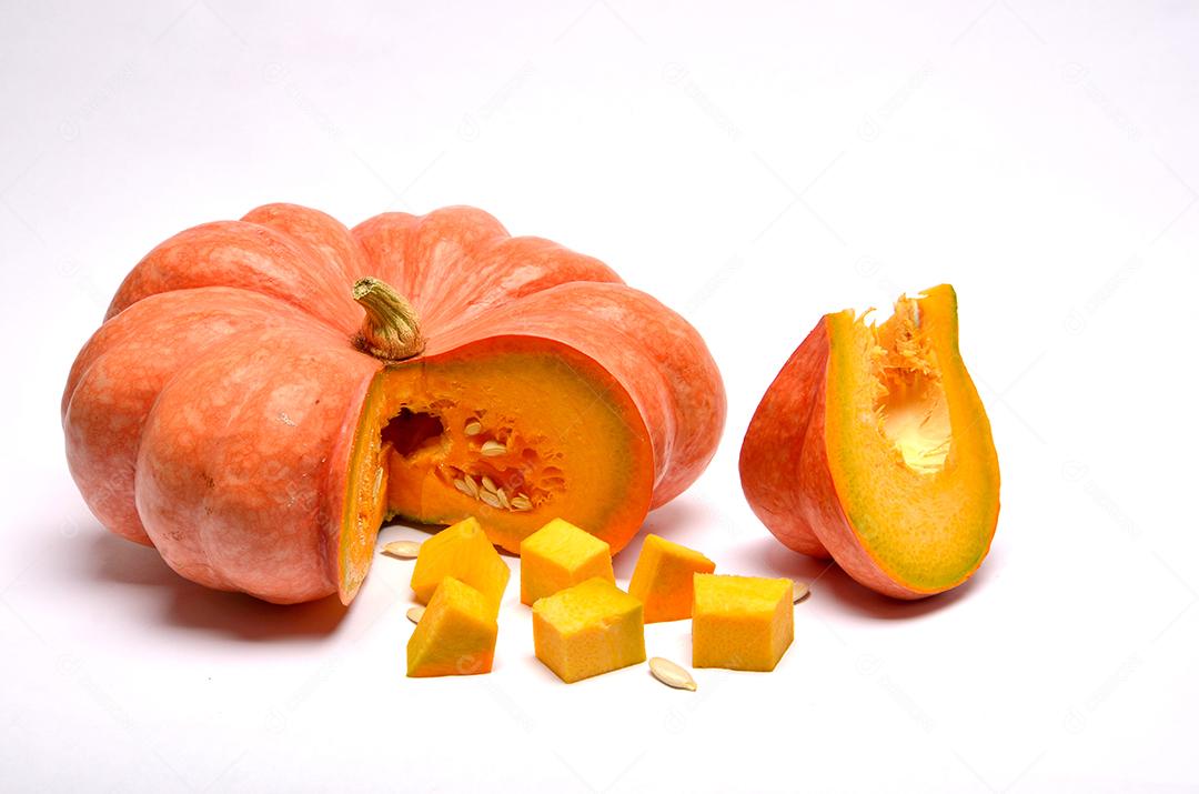 Abóbora moranga madura fatiada em pedaços e cubos