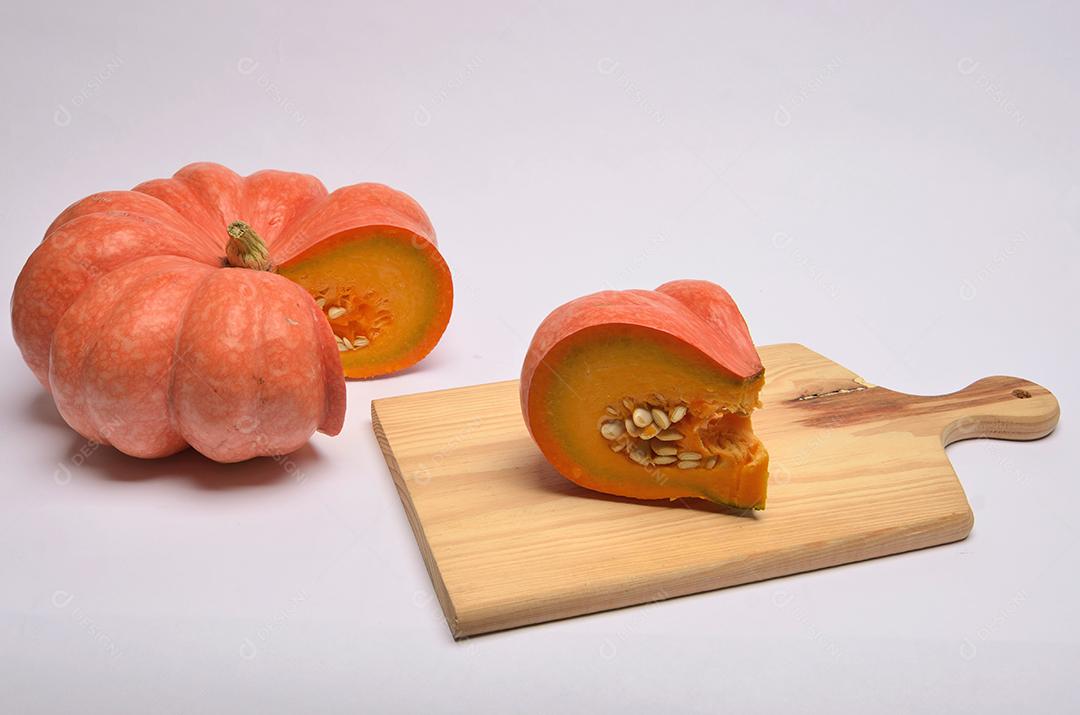 abóbora moranga madura fatiada sobre tábua