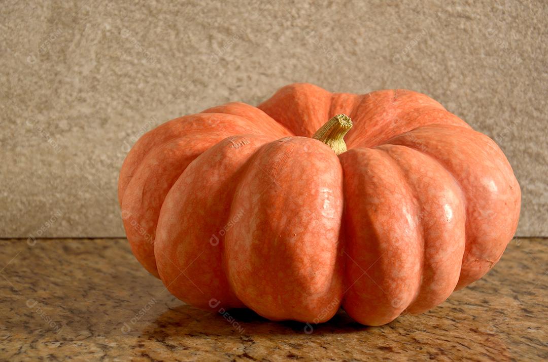 abóbora moranga madura sobre mesa da cozinha