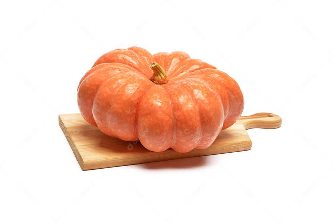 Abóbora moranga madura sobre tábua em fundo branco