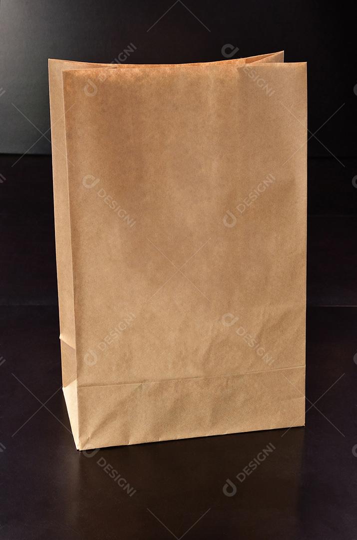 Embalagem de papel pardo sobre mesa de madeira