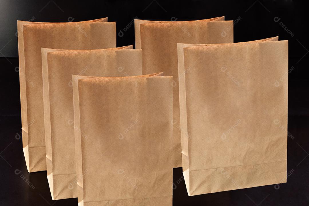 Embalagens de papel pardo em linha para entrega