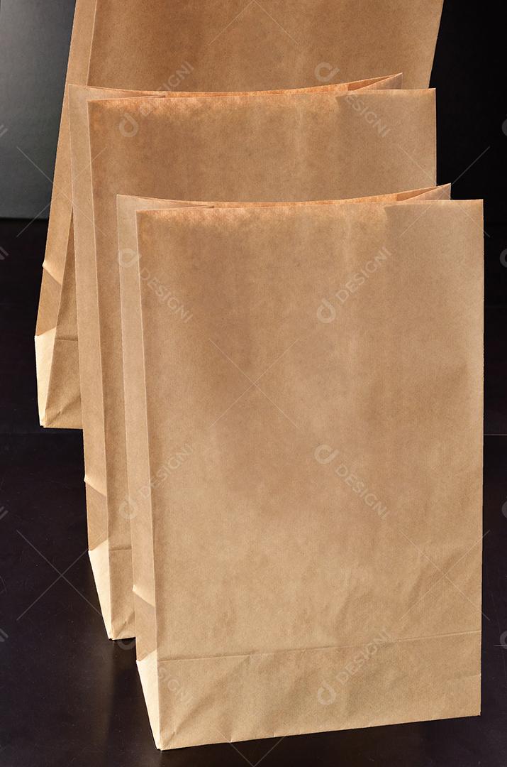 Embalagens de papel pardo organizado para entrega