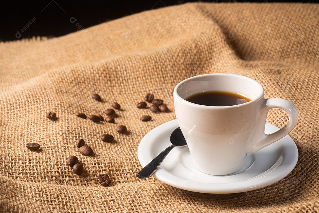 Foto Vista Superior da Xícara de Café na Toalha de Juta Decorada Com Grãos de Café