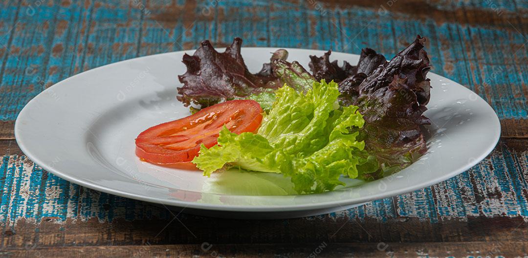 Foto Alface Encaracolada Salada de Tomate Servida Prato Branco Sobre Fundo de Madeira
