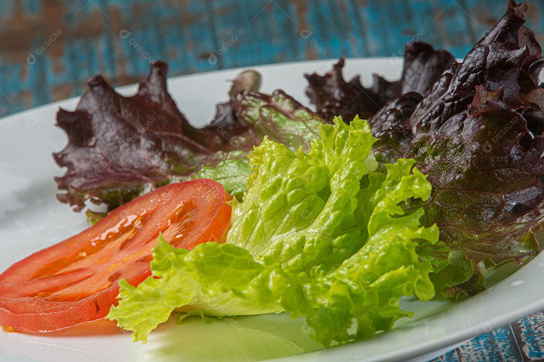 Foto Alface Encaracolada Salada de Tomate Servida Prato Branco Sobre Fundo de Madeira