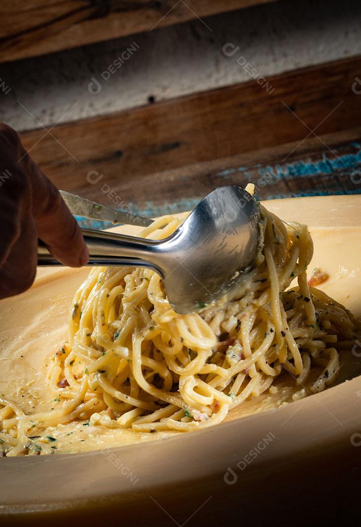 Foto Espaguete Com Ovo Bacon e Salsa Derretido Dentro de Um Queijo Grana Padano