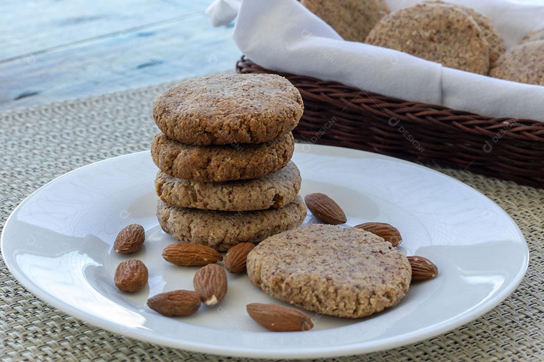 Biscoitos de Amêndoa Caseiros Empilhados em um Prato JPG