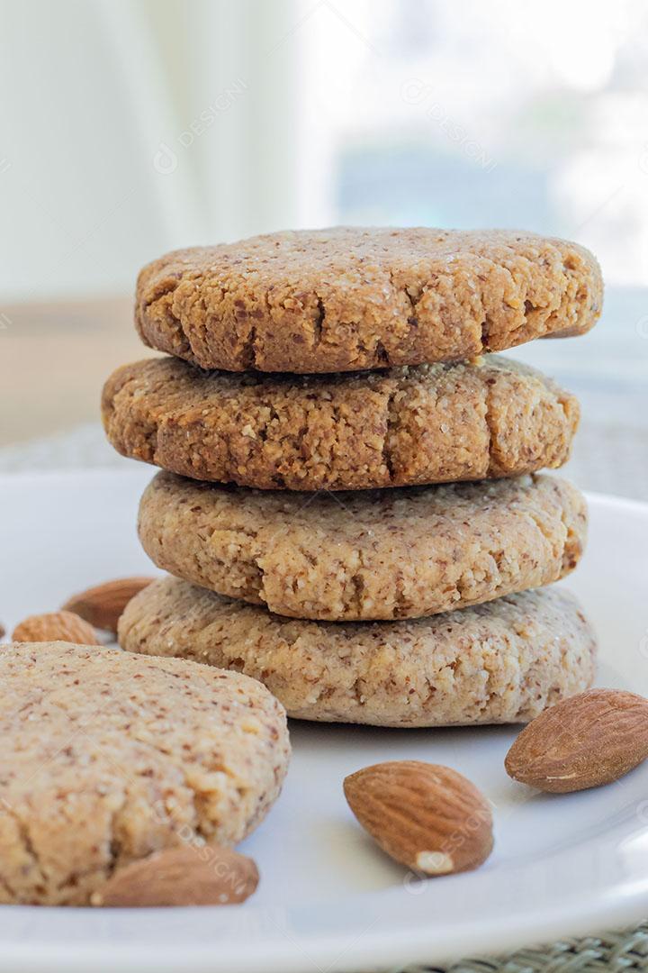 Biscoitos de Amêndoa Caseiros Empilhados em um Prato JPG