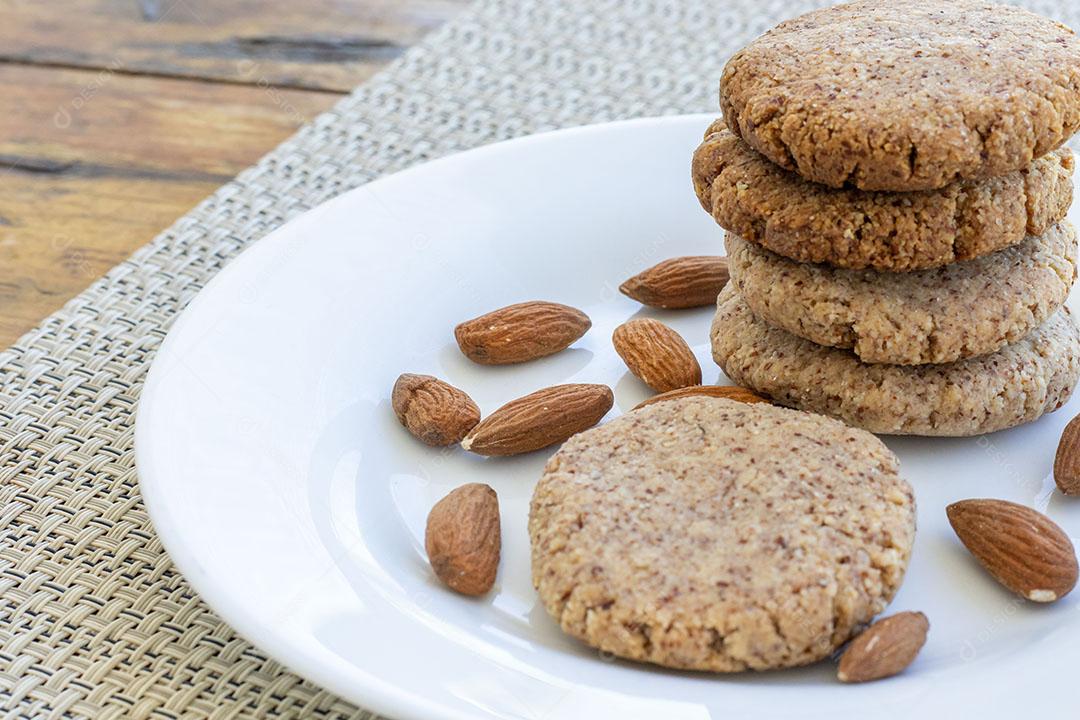 Biscoitos de Amêndoa Caseiros Empilhados em um Prato JPG