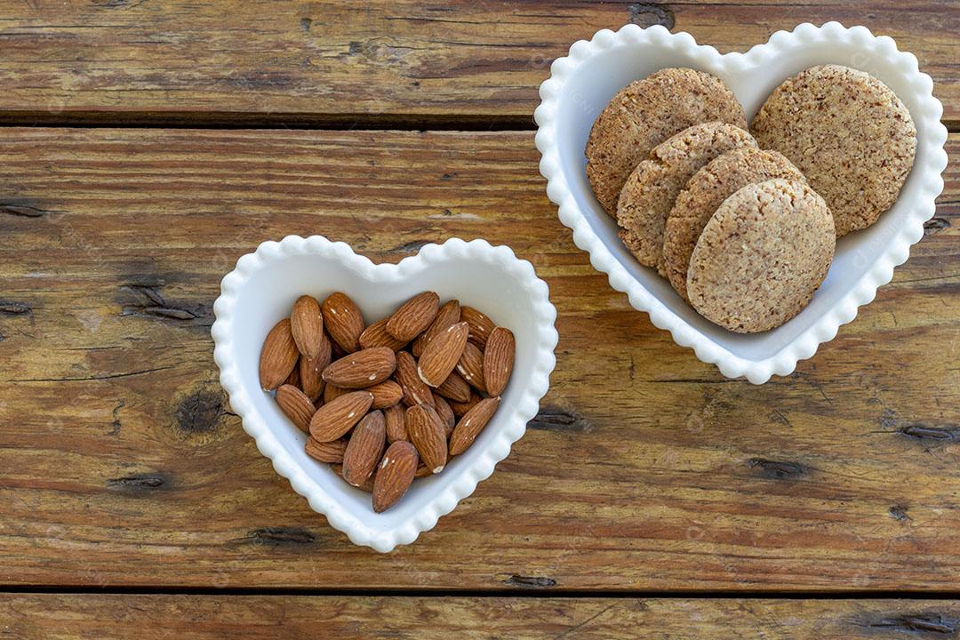 Biscoitos de Amêndoa Caseiros Servidos em uma Tigela em Forma de Coração JPG