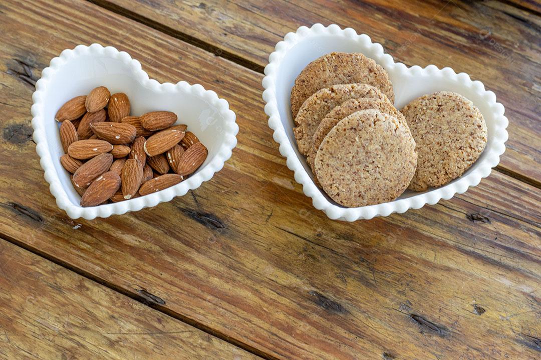 Biscoitos veganos de Amêndoa Caseiros em Tigela em Forma de Coração JPG
